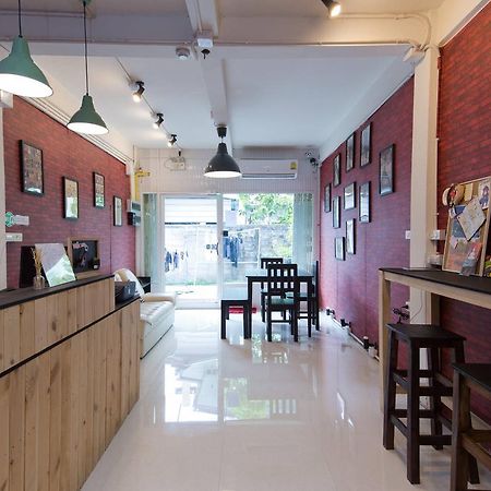 Mana Hostel Bangkok Exteriör bild
